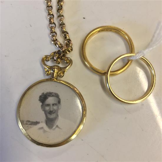 22ct gold wedding ring, 9ct gold ring & a 9ct gold chain with portrait pendant